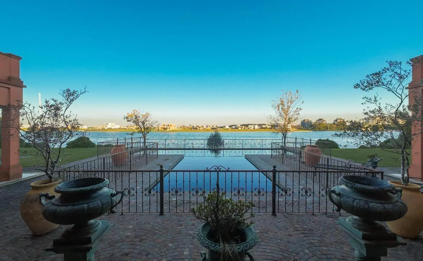 Venta Casa de categoría, emplazada sobre triple lote al lago central - Barrio La Isla – Nordelta. 2