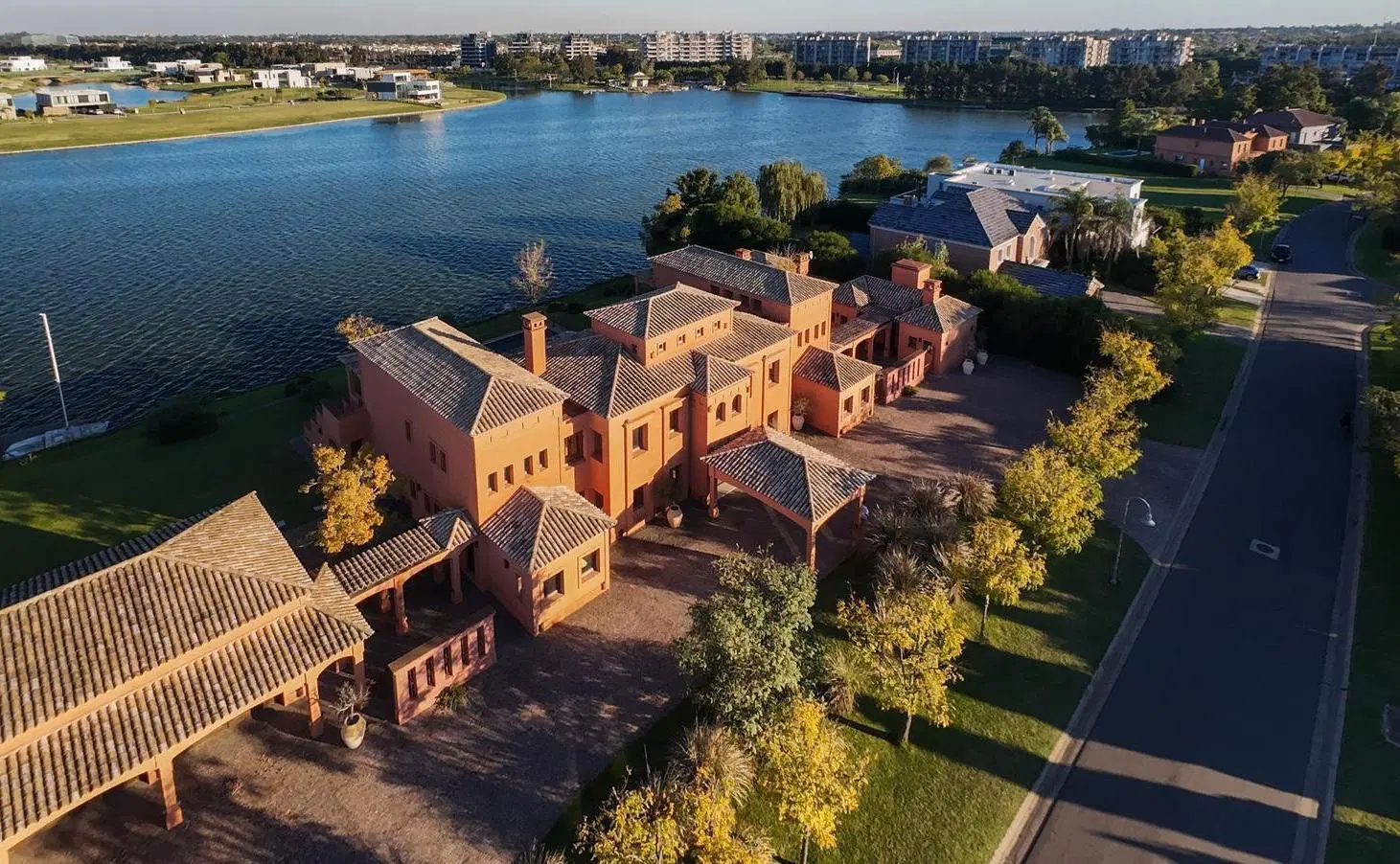 Venta Casa de categoría, emplazada sobre triple lote al lago central - Barrio La Isla – Nordelta. 3