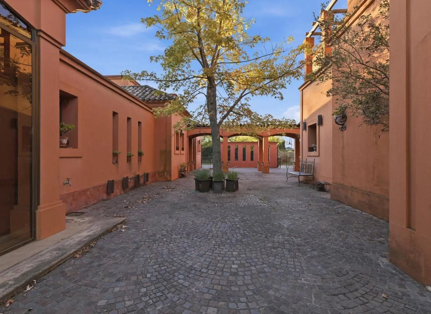 Venta Casa de categoría, emplazada sobre triple lote al lago central - Barrio La Isla – Nordelta. 8
