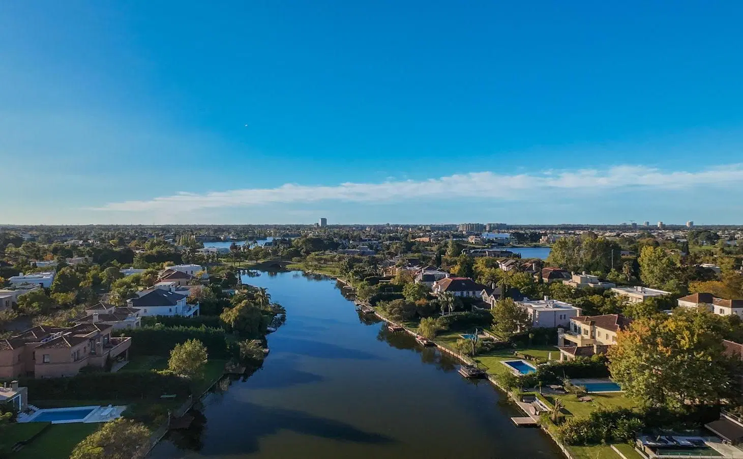 Venta Casa de categoría, emplazada sobre triple lote al lago central - Barrio La Isla – Nordelta. 4