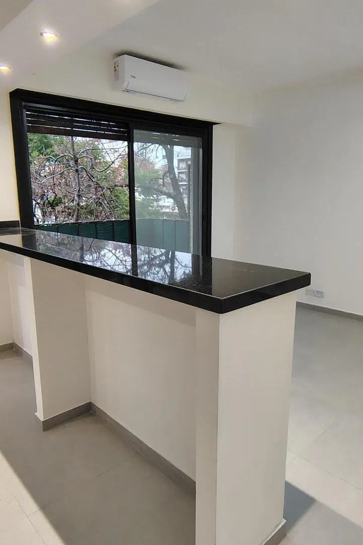Departamento tipo semipiso 2 amb frente balcón en Villa del Parque 5