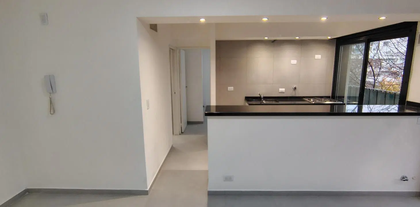 Departamento tipo semipiso 2 amb frente balcón en Villa del Parque 3