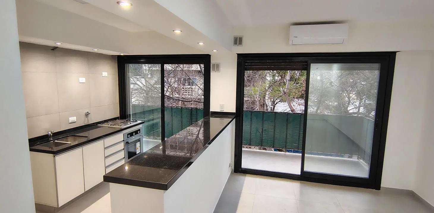 Departamento tipo semipiso 2 amb frente balcón en Villa del Parque 2