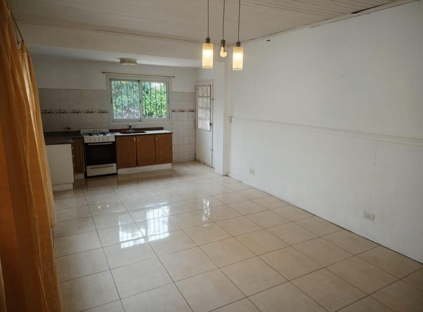 Foto de Casa en venta 3 amb. con Jardin y cochera para 2 autos, super luminosa, imagen 3