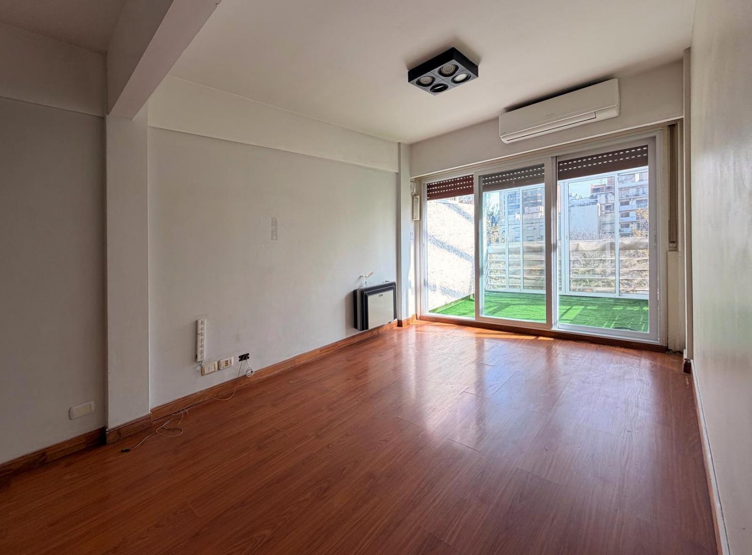 Foto de Semipiso 3 Ambientes al Frente c/ Balcón – Piso Alto, Súper Luminoso y, imagen 1