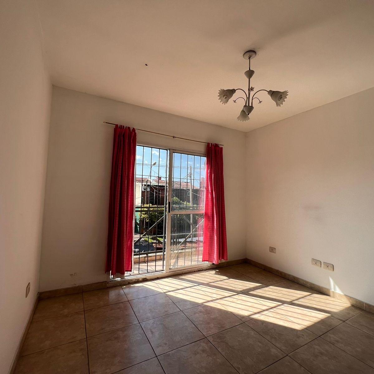 Duplex en Moron de Ambientes Amplios y Luminosos con Guardacoches y Patio - Apto 4