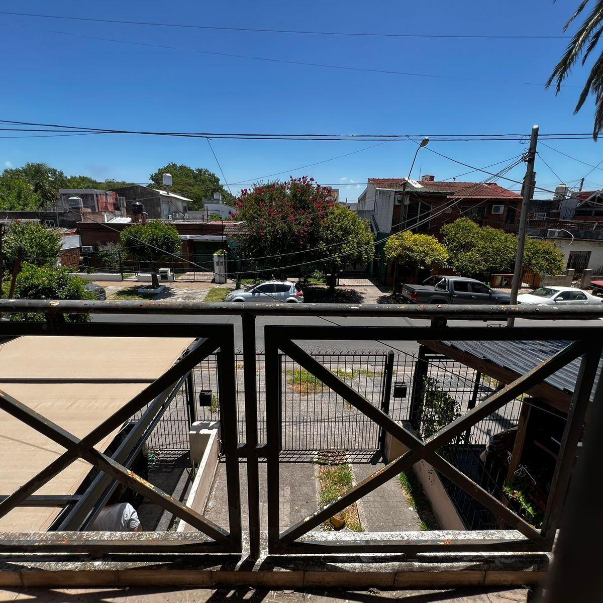 Duplex en Moron de Ambientes Amplios y Luminosos con Guardacoches y Patio - Apto 3