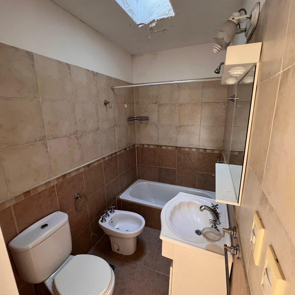 Duplex en Moron de Ambientes Amplios y Luminosos con Guardacoches y Patio - Apto 1