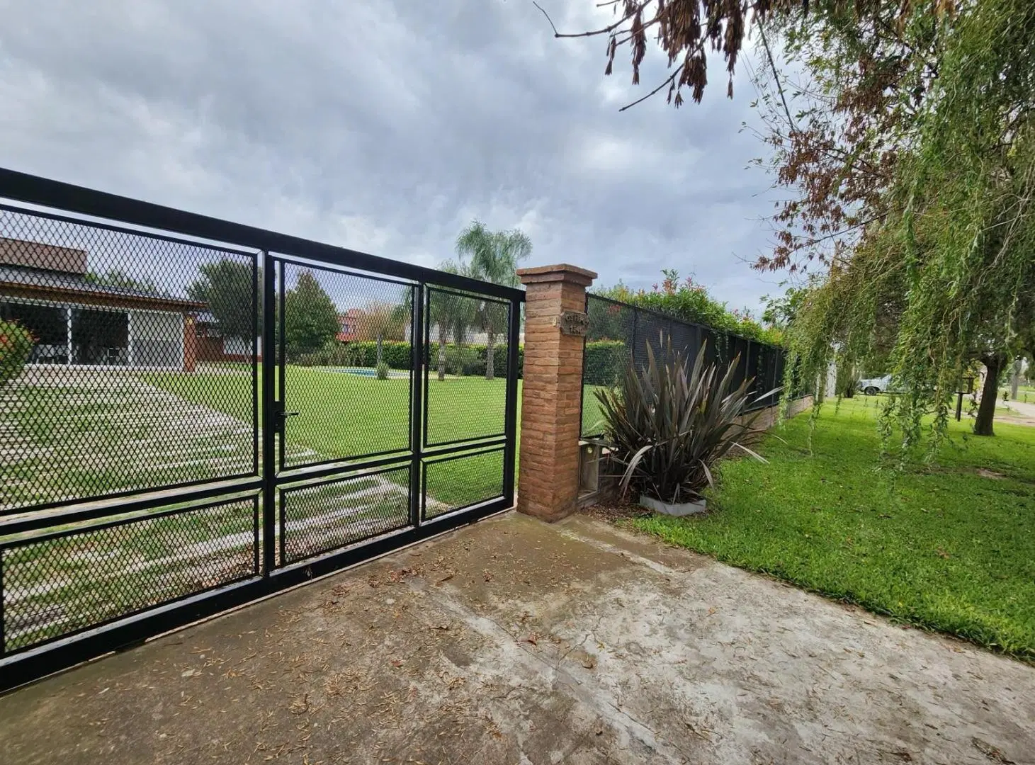 Casa con jardin y pileta en Funes Town 8
