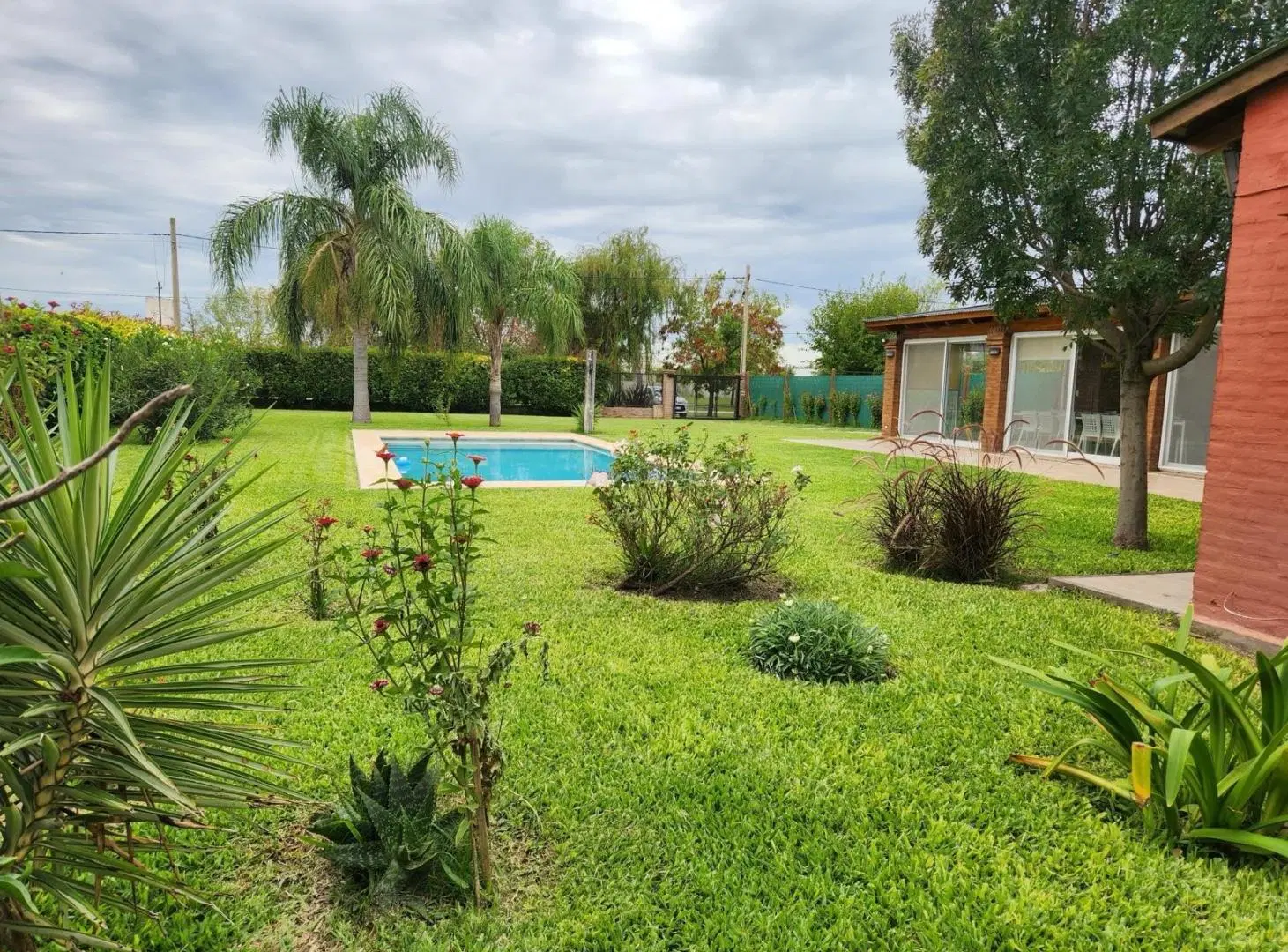 Casa con jardin y pileta en Funes Town 2