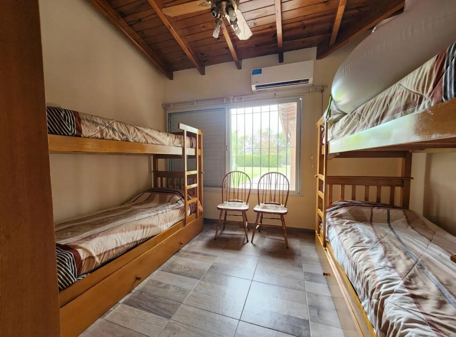 Casa con jardin y pileta en Funes Town 5