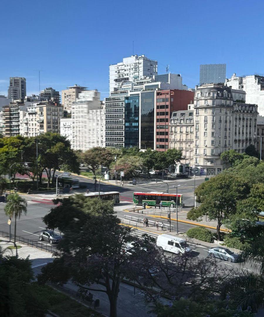Alquiler – Oficina en Av. Cerrito y Av. Santa Fe | Cochera | Vista Abierta