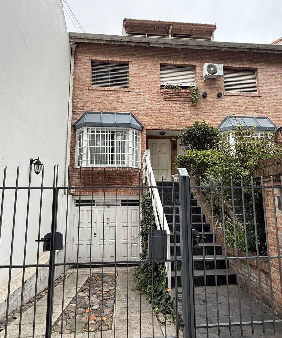PH TIPO CASA DE 5 AMBIENTES CON JARDÍN Y COCHERA FRENTE A PLAZA VICUÑA MACKENNA