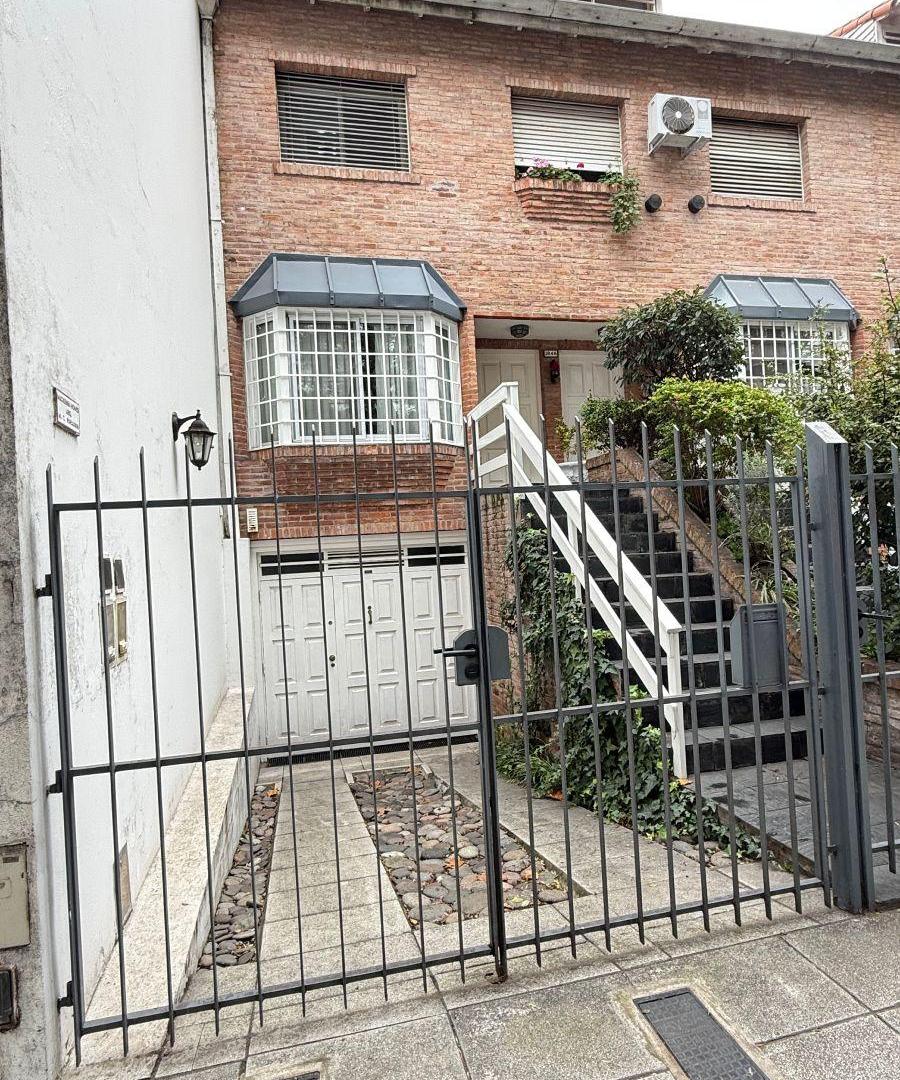 Foto de CASA DE 5 AMBIENTES CON JARDÍN, PARRILLA Y COCHERA FRENTE A PLAZA, imagen 2