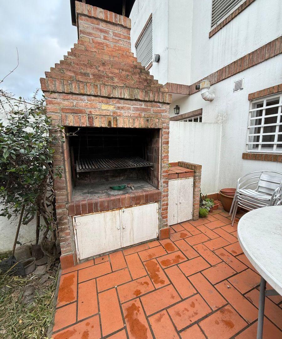 Foto de CASA DE 5 AMBIENTES CON JARDÍN, PARRILLA Y COCHERA FRENTE A PLAZA, imagen 5