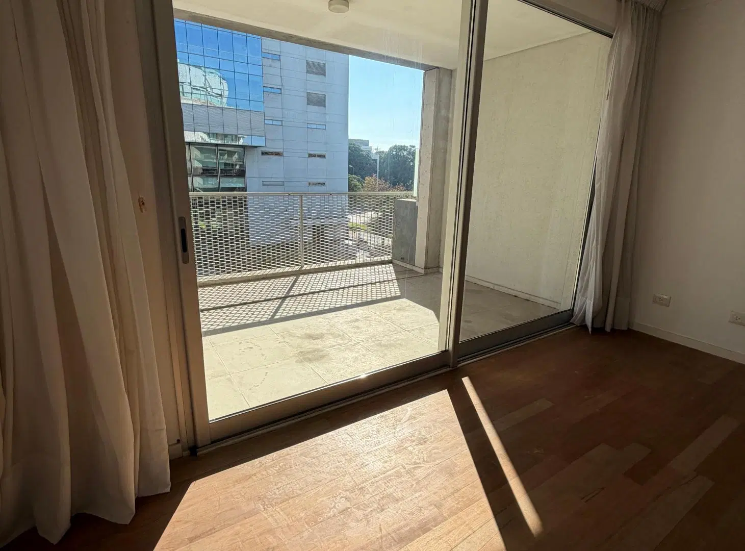 Excelente Departamento en Forum Puerto Madero, con Cochera y Baulera. Muy Luminoso. Excelente Estado 2