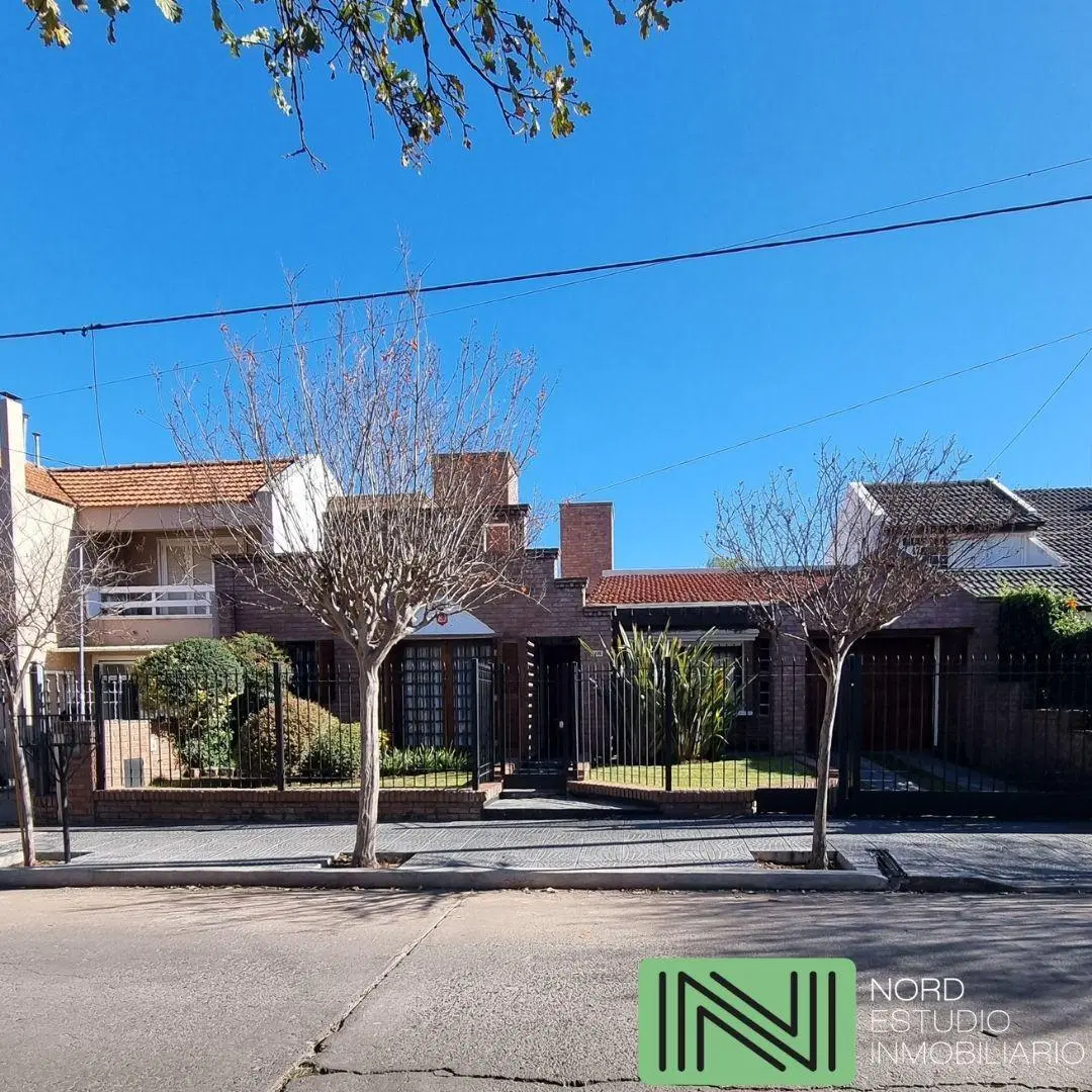 VENTA CASA EN URCA, 4 DORMITORIOS, DOS LOCALES COMERCILAES Y SALIDA A DOS CALLES 3