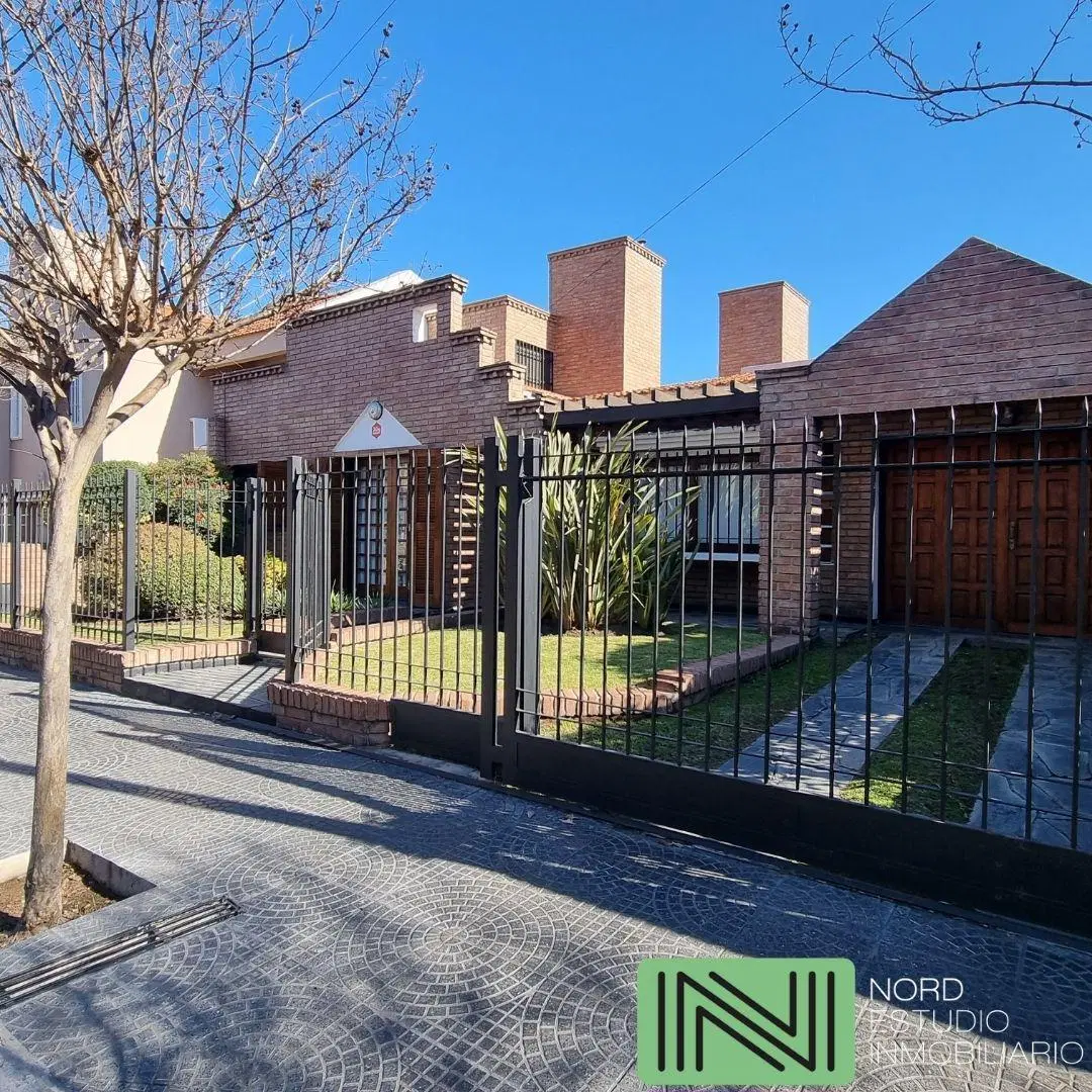 VENTA CASA EN URCA, 4 DORMITORIOS, DOS LOCALES COMERCILAES Y SALIDA A DOS CALLES 5