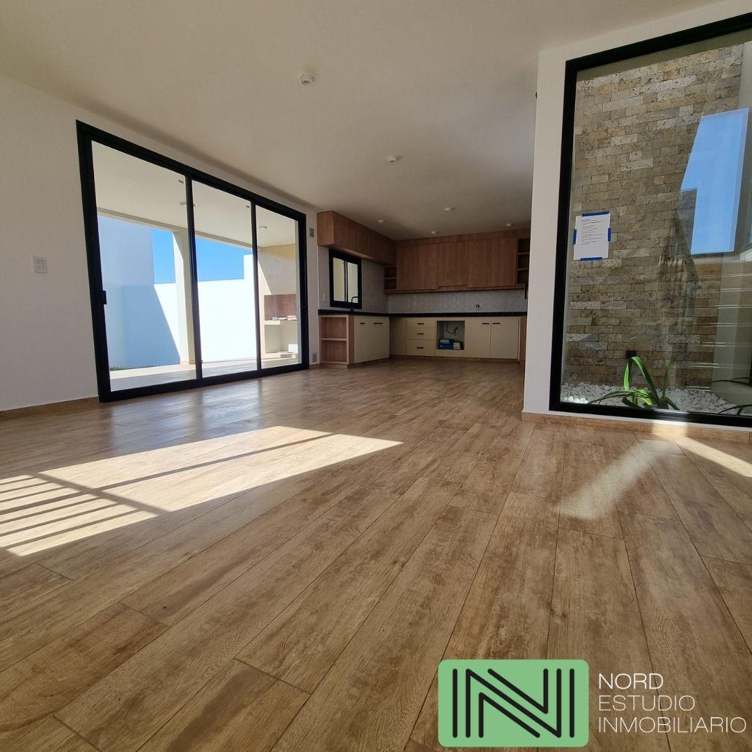 Foto de CASA EN VENTA A ESTRENAR DE 4 DORMITORIOS 2 BAÑOS Y TOILETTE EN MIRADORES DE MANANTIALES II, imagen 2