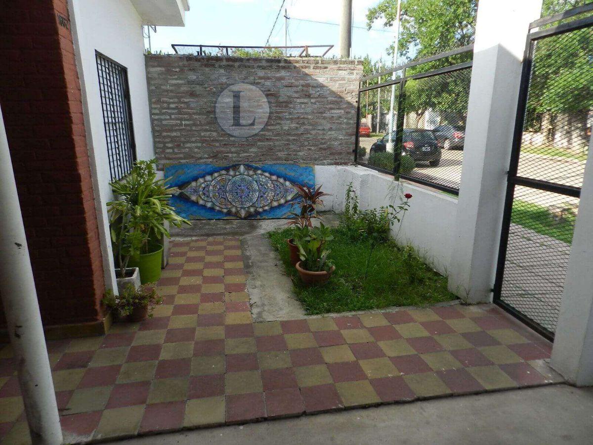 Foto de VENTA Casa de 2 dormitorios, ubicada en calle Saavedra, imagen 3