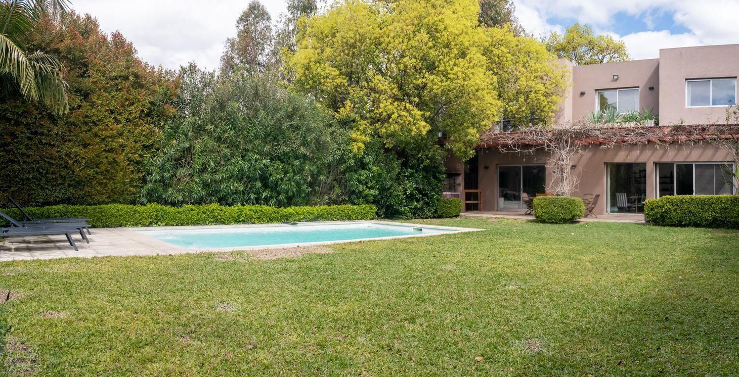 Foto de Casa en Venta en Barrio Semi cerrado - Zona Santa Rita, imagen 1
