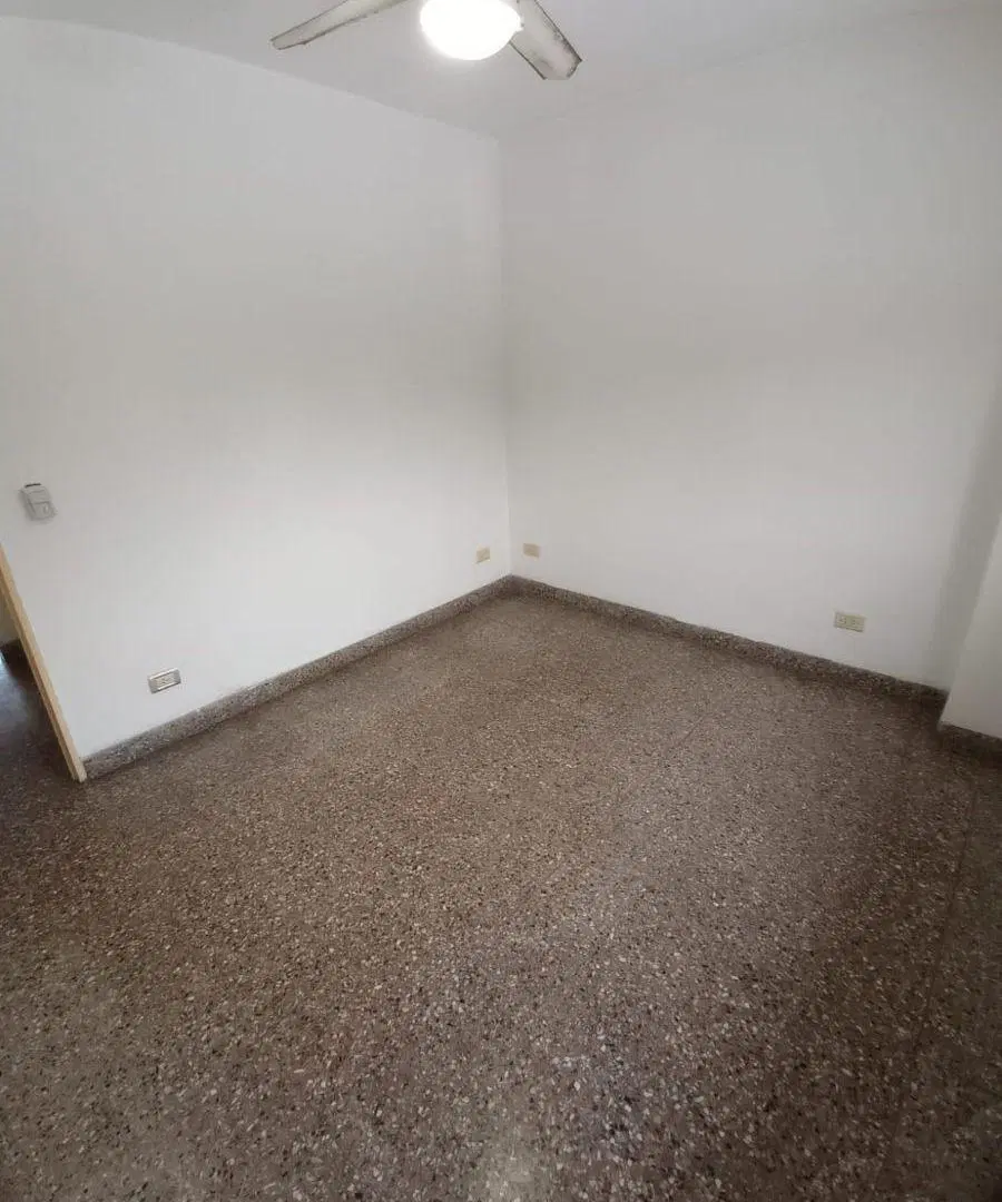 DEPARTAMENTO / SEMI-PISO, CON BALCON A LA CALLE 2