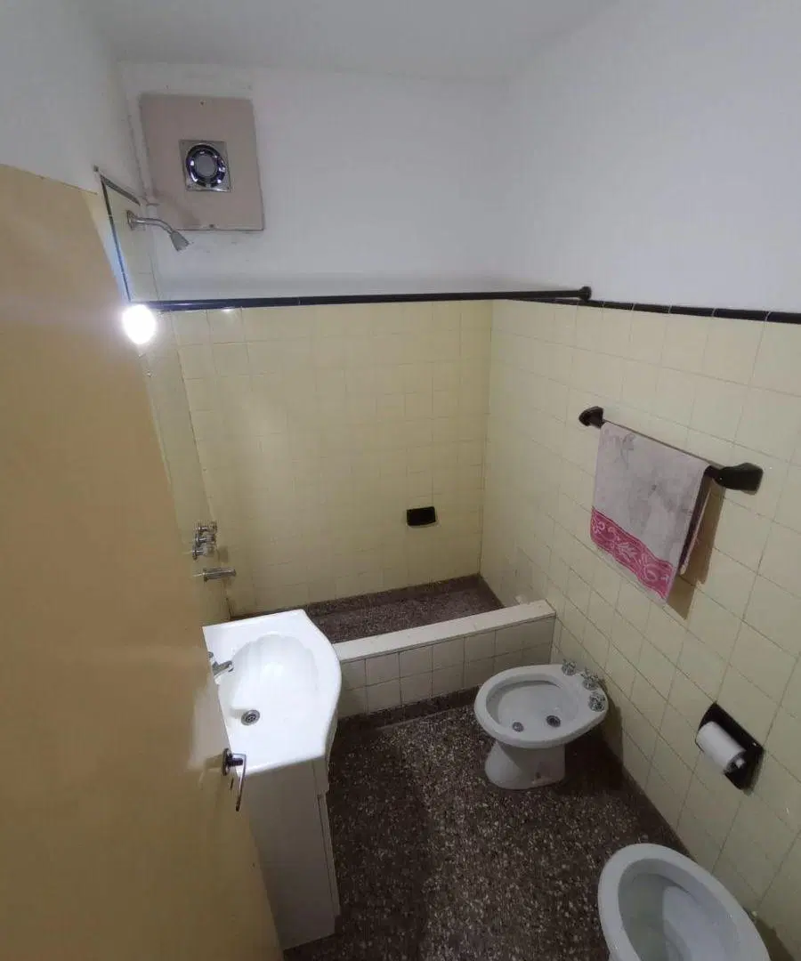 DEPARTAMENTO / SEMI-PISO, CON BALCON A LA CALLE 5