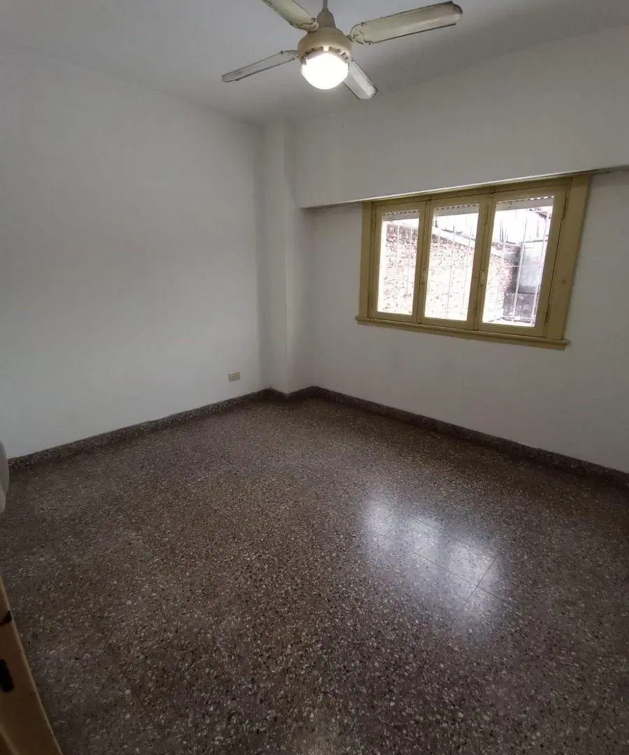 DEPARTAMENTO / SEMI-PISO, CON BALCON A LA CALLE 3