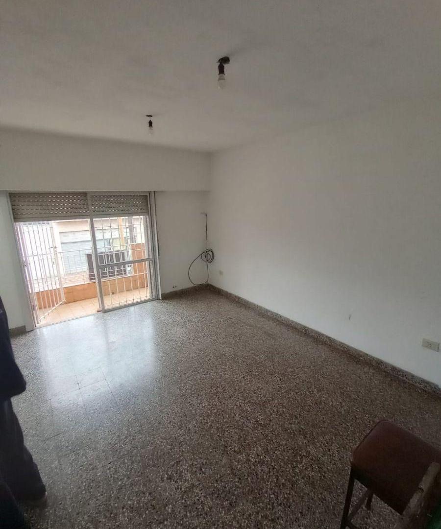 DEPARTAMENTO / SEMI-PISO, CON BALCON A LA CALLE