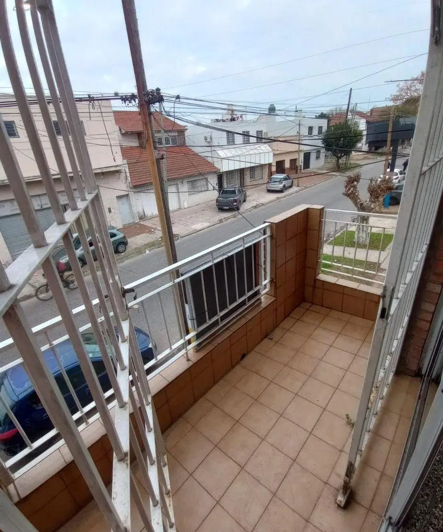 DEPARTAMENTO / SEMI-PISO, CON BALCON A LA CALLE 4
