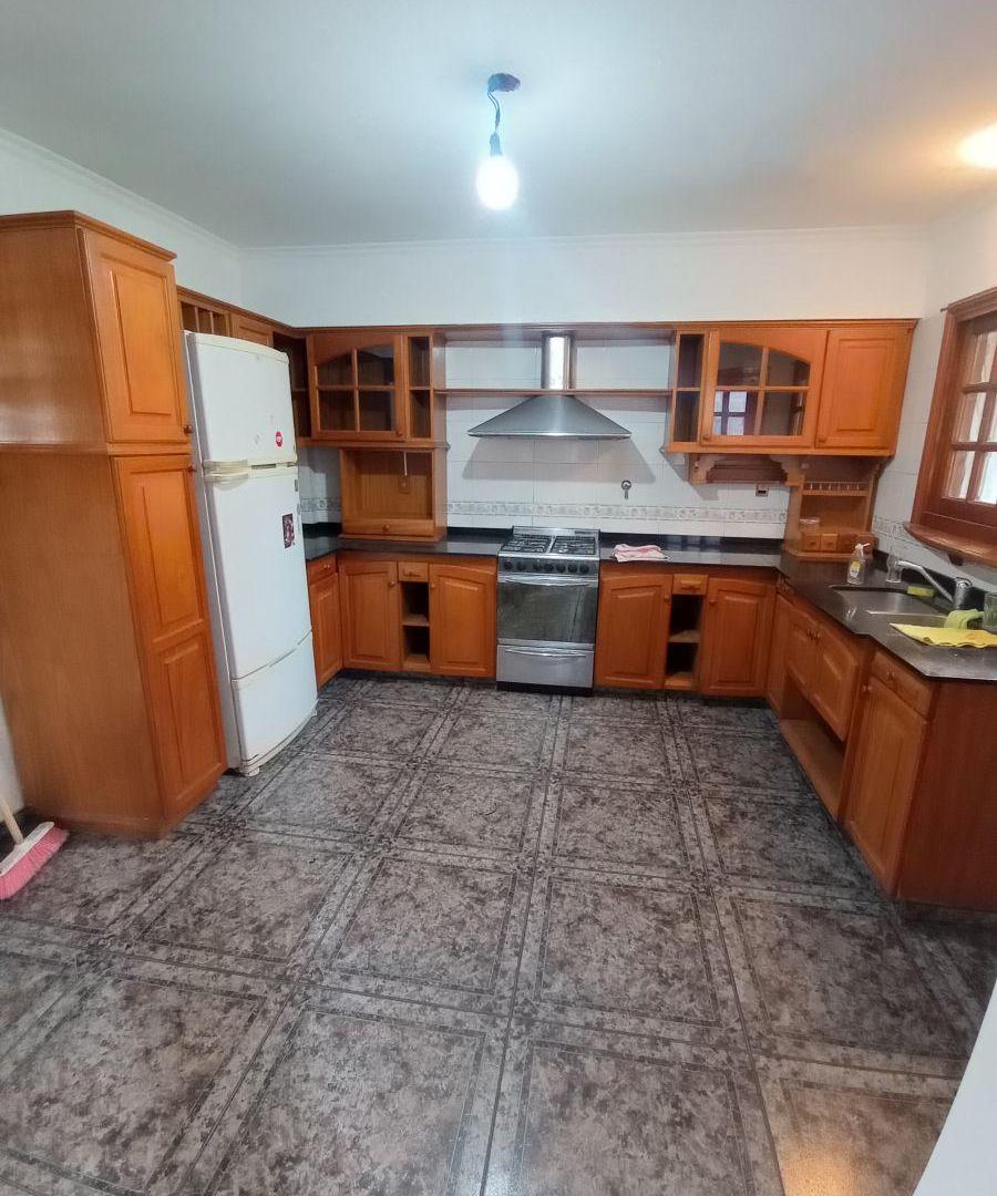 Foto de Chalet clásico de 3 ambientes con jardín, garage y terraza | Bernal, imagen 3