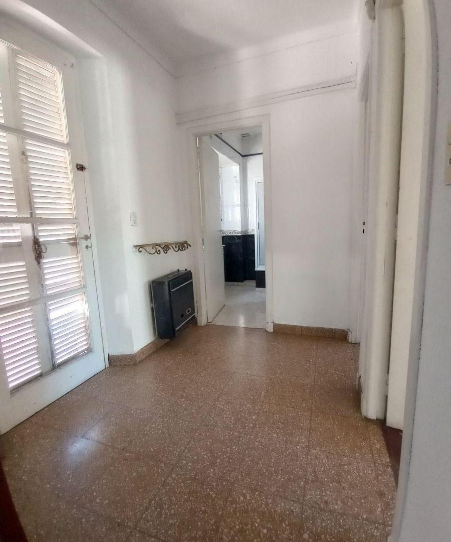 Foto de Chalet clásico de 3 ambientes con jardín, garage y terraza | Bernal, imagen 2