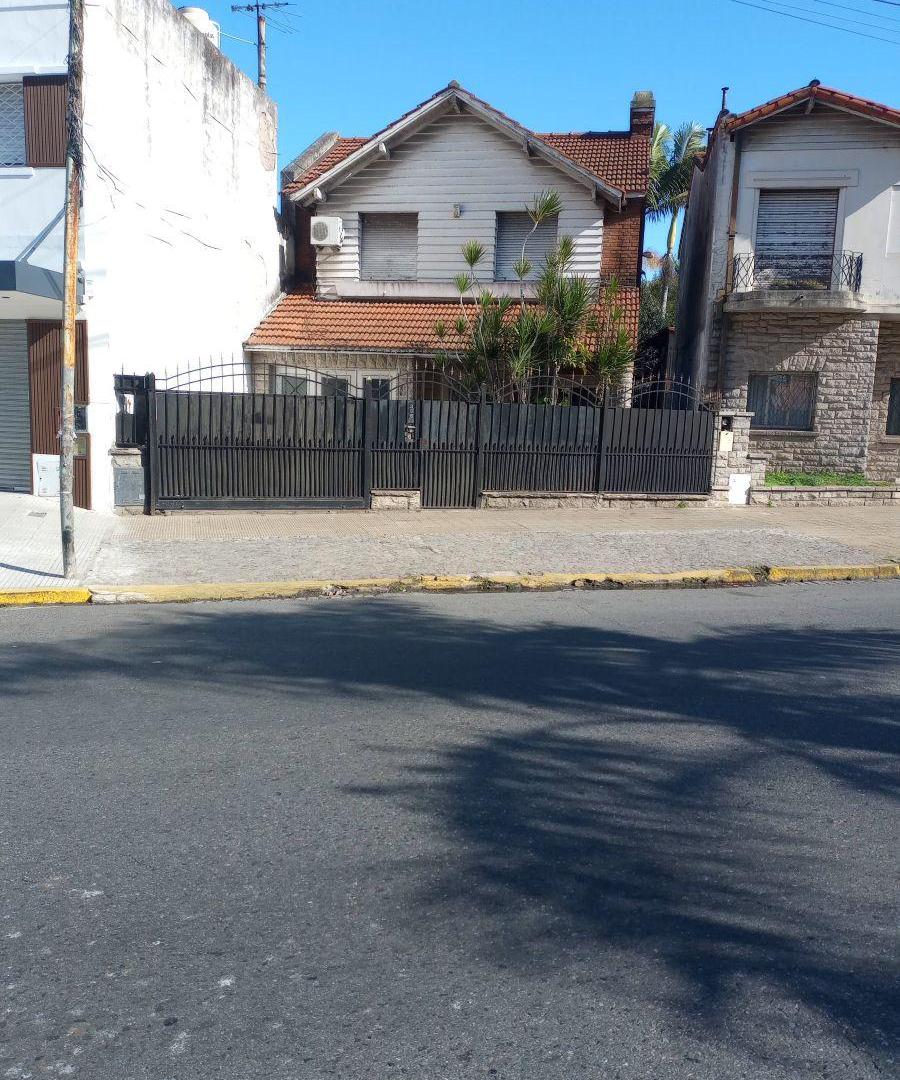 Foto de Chalet clásico de 3 ambientes con jardín, garage y terraza | Bernal, imagen 1