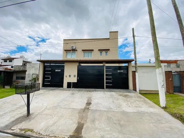 Duplex de 2 dormitorios con cochera doble y parque. Apto Banco. 4