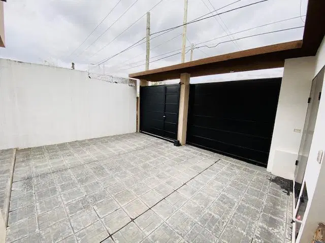 Duplex de 2 dormitorios con cochera doble y parque. Apto Banco. 3