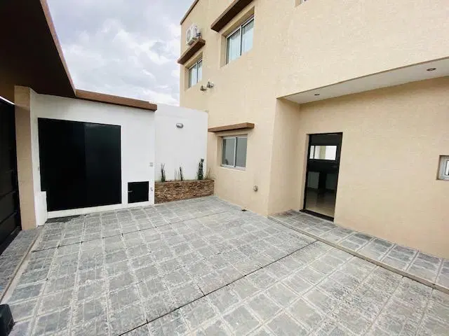 Duplex de 2 dormitorios con cochera doble y parque. Apto Banco. 5