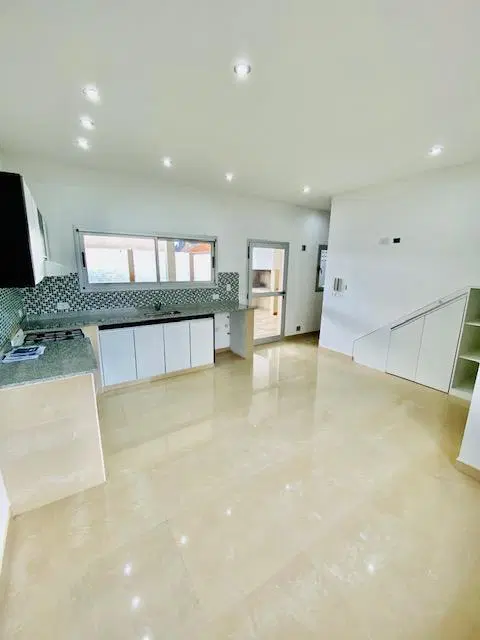 Duplex de 2 dormitorios con cochera doble y parque. Apto Banco. 2