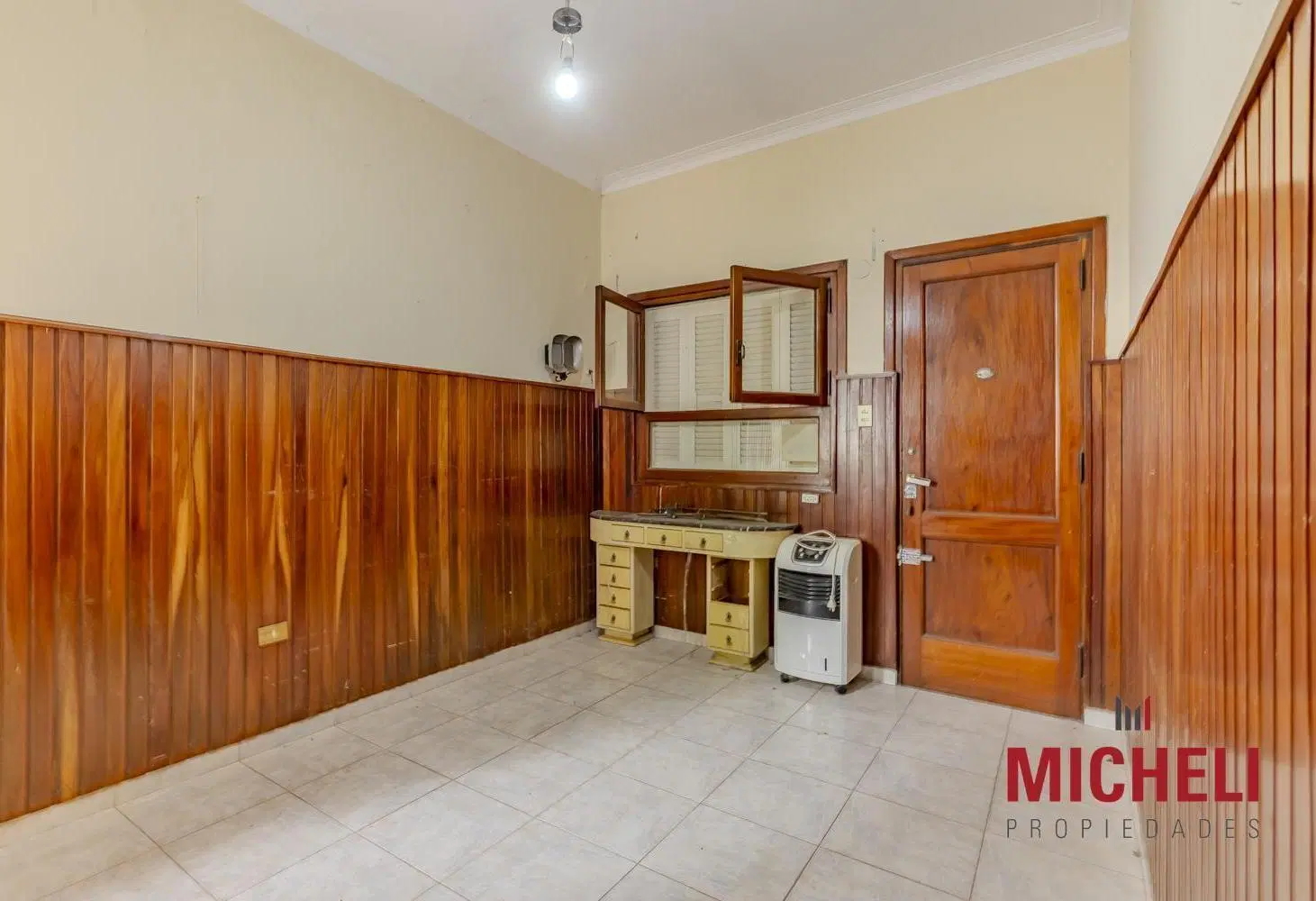 Casa de 3 dormitorios con cochera cubierta y parque en venta. Gonnet. 2