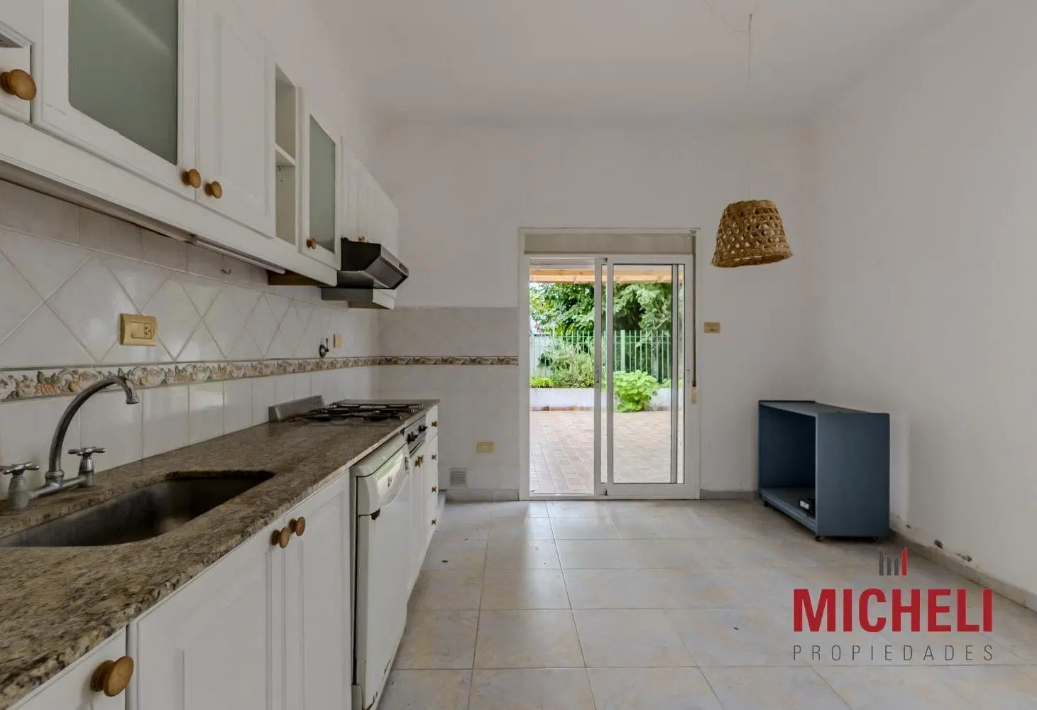 Casa de 3 dormitorios con cochera cubierta y parque en venta. Gonnet. 3