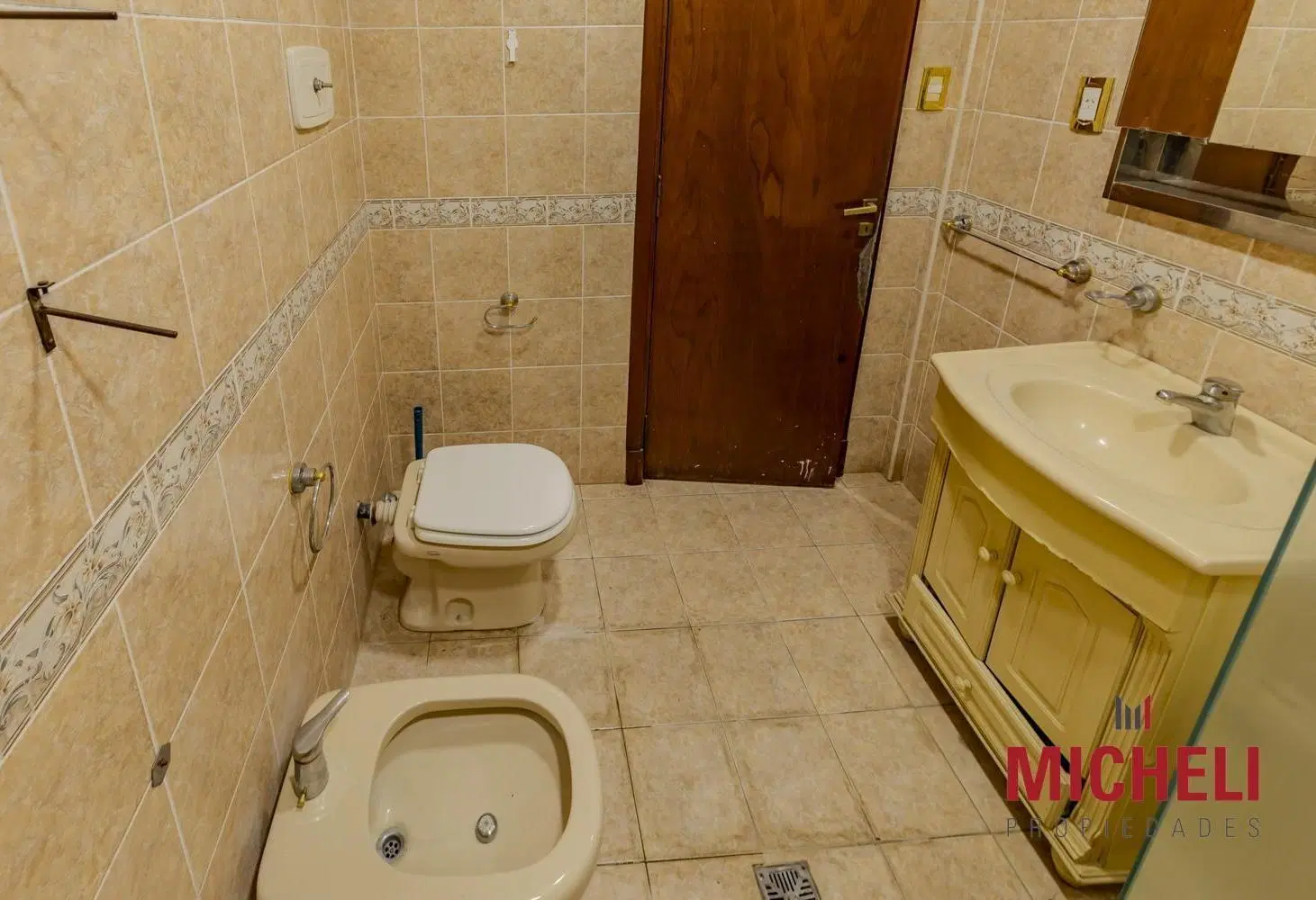 Casa de 3 dormitorios con cochera cubierta y parque en venta. Gonnet. 2