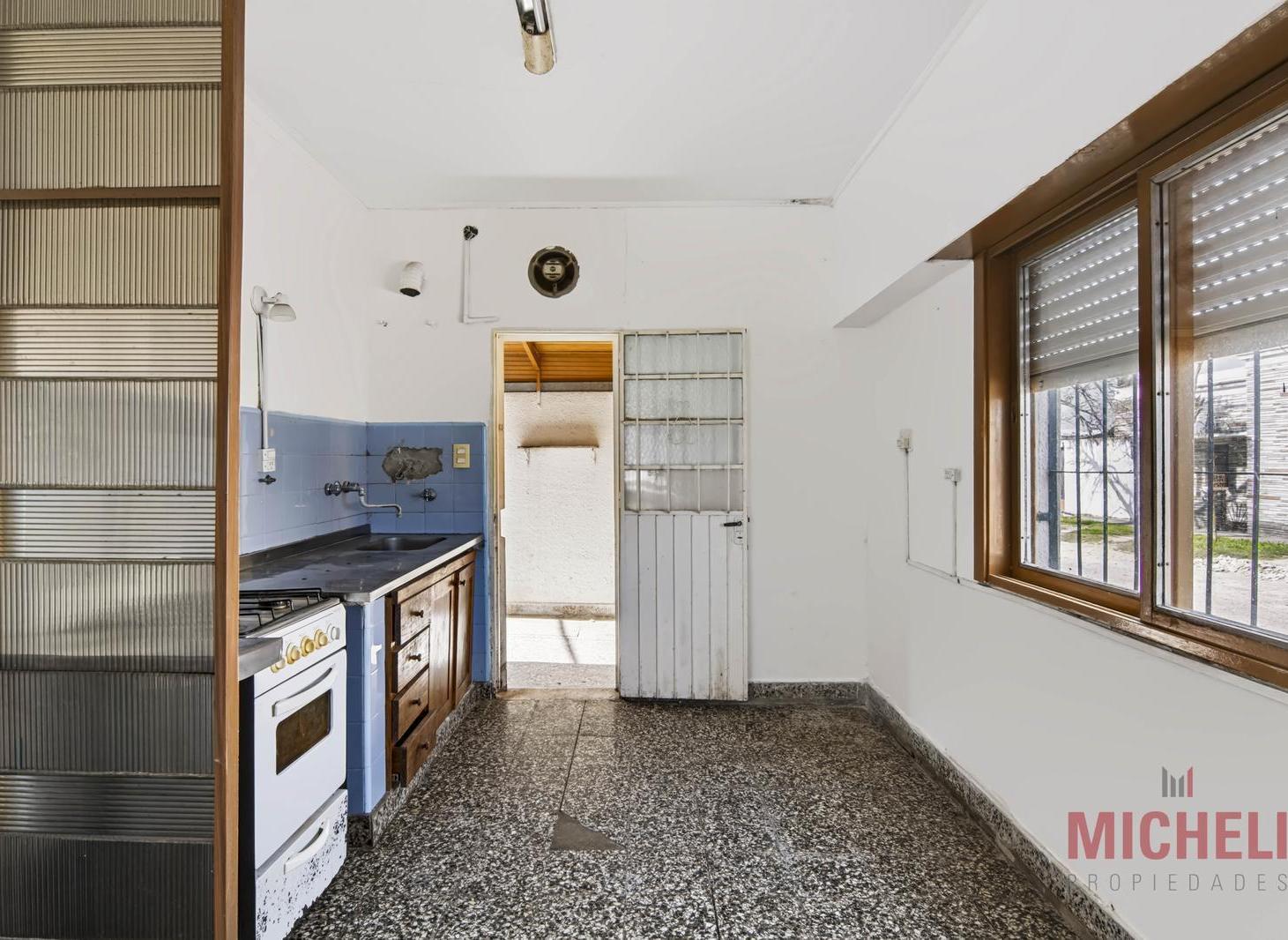 Foto de PH al frente de 2 dormitorios con cochera y patio. Los Hornos., imagen 5