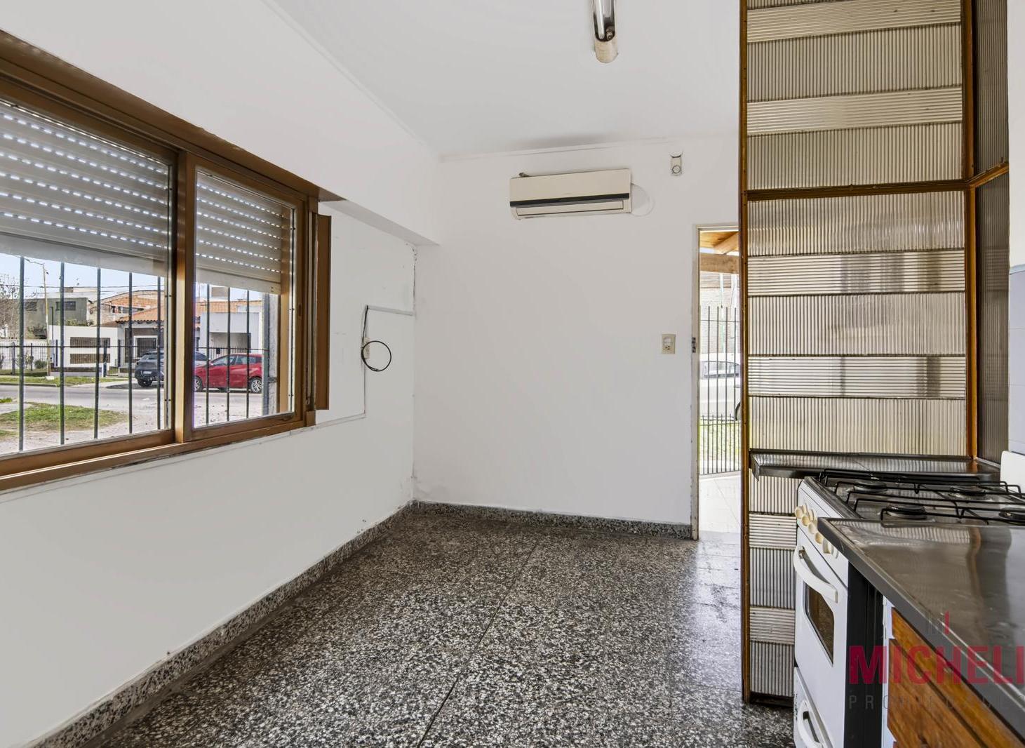 Foto de PH al frente de 2 dormitorios con cochera y patio. Los Hornos., imagen 4