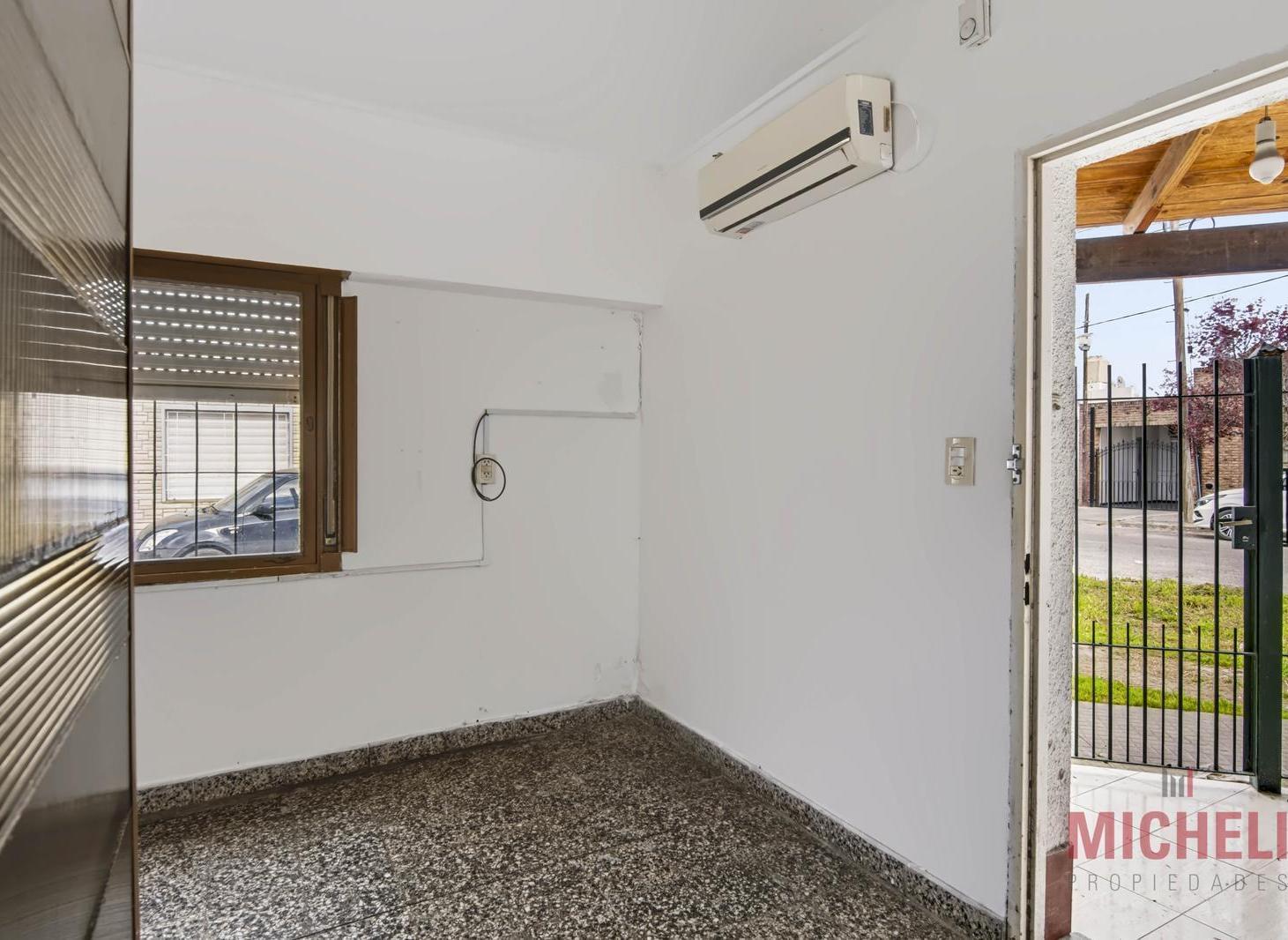 Foto de PH al frente de 2 dormitorios con cochera y patio. Los Hornos., imagen 3