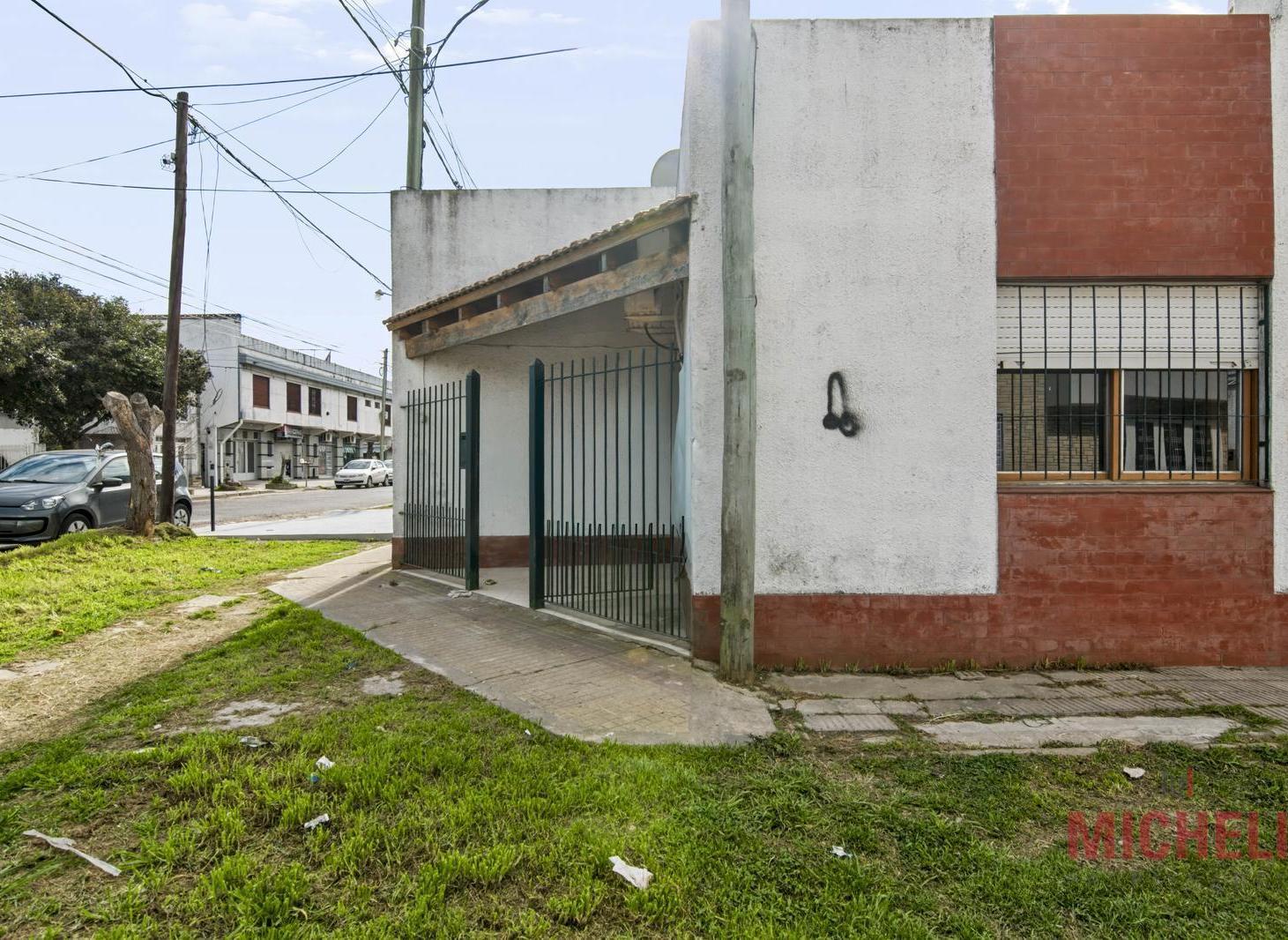 PH al frente de 2 dormitorios con cochera y patio. Los Hornos.