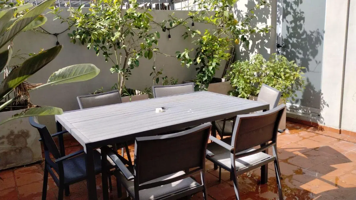 Impecable Departamento amoblado equipado de un dormitorio con balcon, patio en alquiler en Belgrano 3