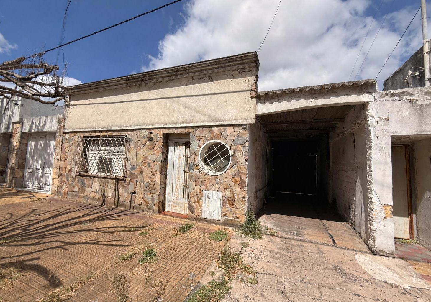 Lote de terreno en venta con dos propiedades a refaccionar de 10 x 30 en la plata 300 mts