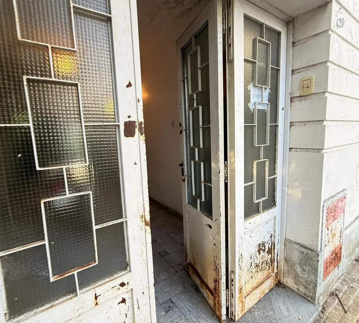 Casa a refaccionar dos dormitorios cochera para dos vehiculos y parque 3