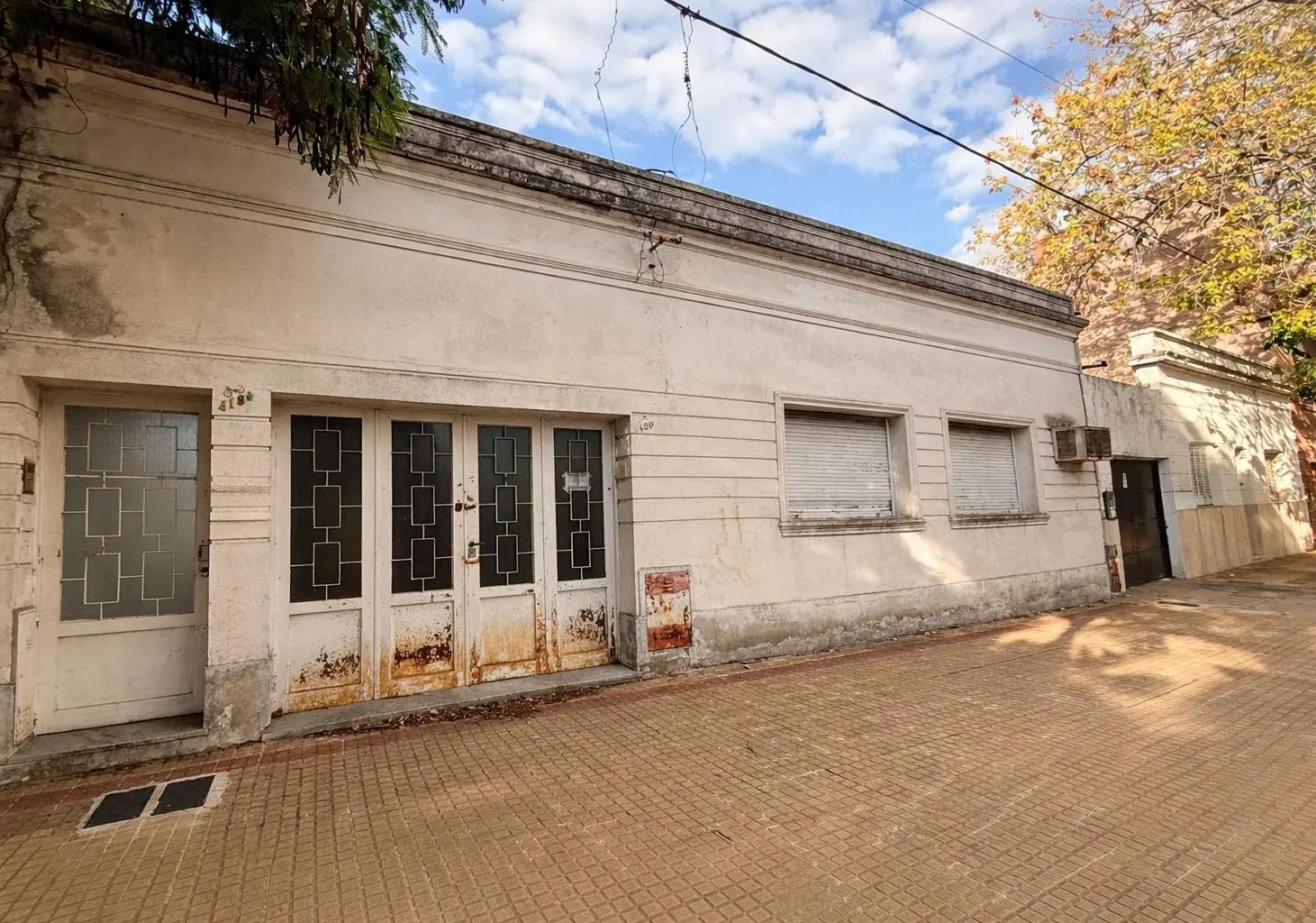 Casa a refaccionar dos dormitorios cochera para dos vehiculos y parque 4