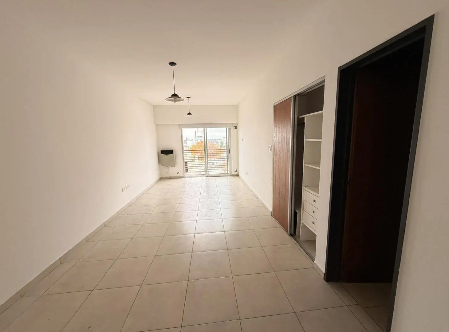 Departamento monoambiente en alquiler sobre avenida 13 5