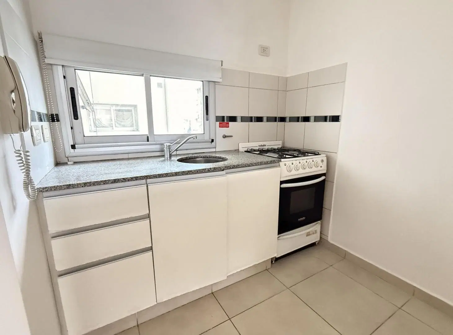 Departamento monoambiente en alquiler sobre avenida 13 4
